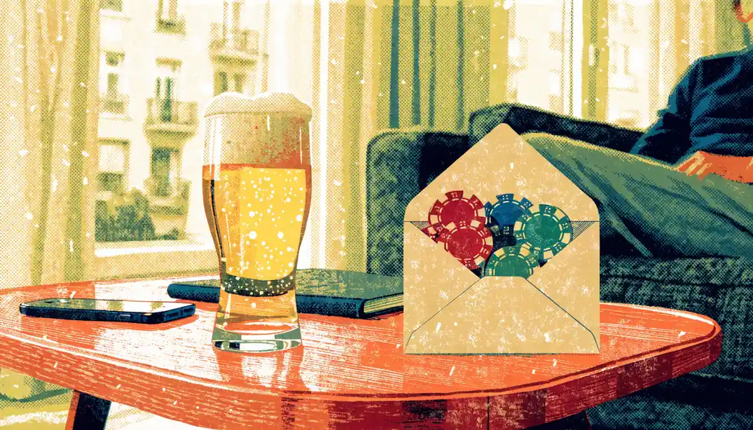 Willkommenskuvert mit Casino-Chips auf einem Couchtisch in einem deutschen Wohnzimmer