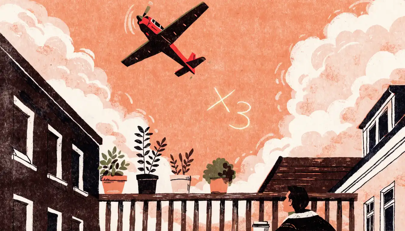 Ein kleines rotes Flugzeug steigt in den Abendhimmel über einer Dachterrasse auf.